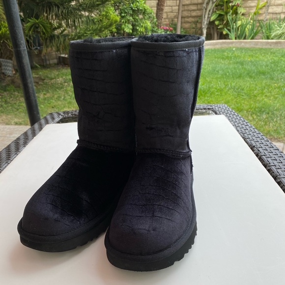 NWOB UGG CLASSIC SHORT BOOTS - Picture 3 of 10
